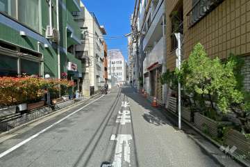 敷地南西側の前面道路（南東側から）