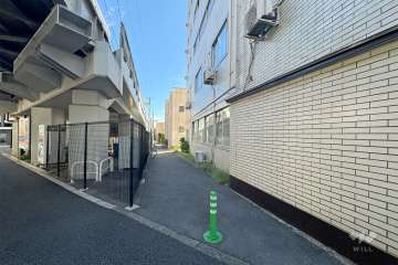 敷地北側の前面道路。道を挟んで東急大井町線が走っています。