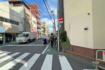 敷地北側の前面道路（西側から）