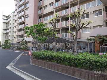 駐輪場。建物はスキップフロア構造です。