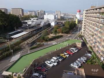 敷地の北西側にはJR「伊丹」駅があります。