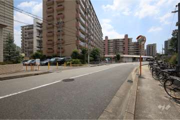 敷地西側の前面道路