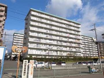 コープ野村伊丹の全景。左奥がA棟です。