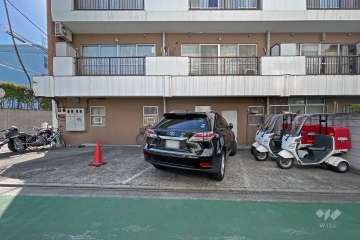 敷地内駐車場（屋内平面式）と駐輪場