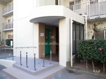 B棟のエントランス