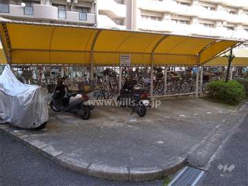 バイク置き場と駐輪場