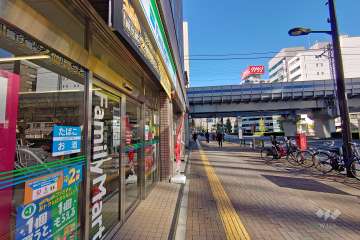 敷地北東側の前面道路（南東側から）