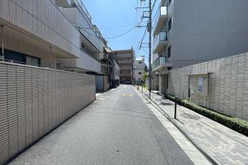 敷地北東側の前面道路（北西側から）