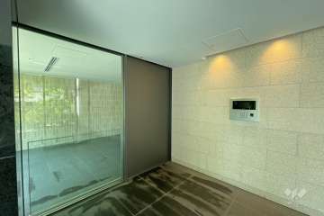 エントランスはオートロック付きです。