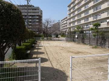 敷地南側の広場