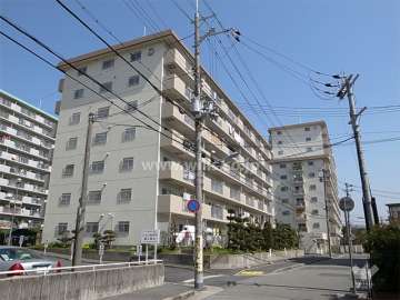 コープ野村第2伊丹の全景。手前がD棟、奥がE棟です。