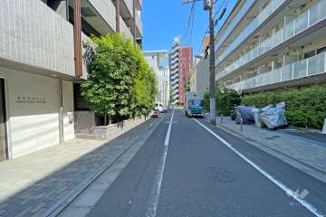 敷地西側前面道路を北進すると旧中原街道に突き当たります。