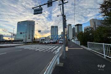 敷地南側の前面道路（東側から）