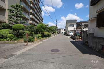 敷地東側の前面道路