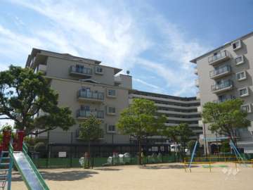 伊丹春日丘アーバンコンフォートA棟の外観（北側から）　敷地に隣接して公園があります。