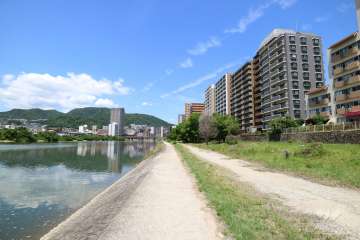 敷地南側は武庫川に面しています。