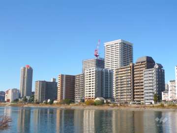 敷地南側を流れる武庫川沿いにはマンションが多く立ち並んでいます。