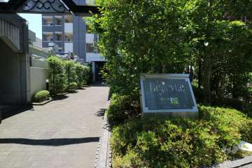 エントランスの銘板
