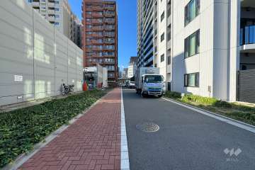 敷地南側の前面道路（東側から）