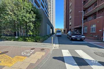 敷地南側の前面道路（西側から）