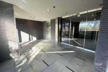 エントランスはオートロック付きです。