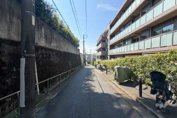 敷地南側の前面道路
