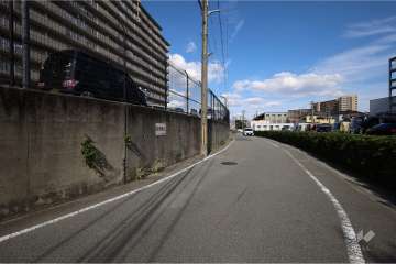 敷地南側の前面道路（西側から）