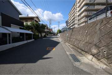 敷地南側の前面道路（東側から）