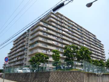 シャルマンコーポ伊丹の外観（南西側から）