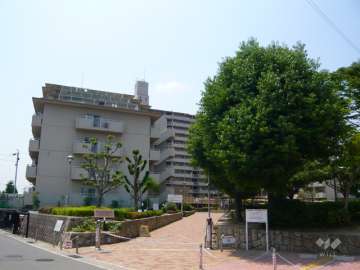 シャルマンコーポ伊丹の外観（北側から）　敷地入口にロボットゲートが付いています。