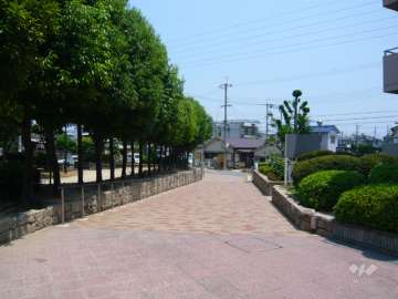 植栽スペースに囲まれたエントランスアプローチ