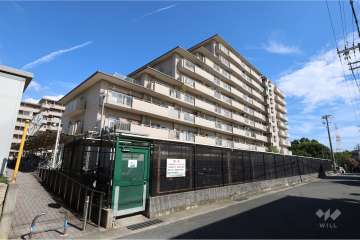 シャルマンコーポ伊丹の外観（北西側から）