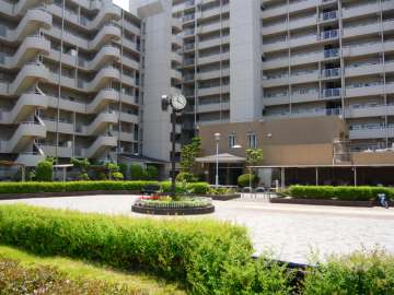 広々とした敷地中央の広場