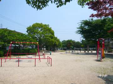 緑豊かで、遊具が充実した公園