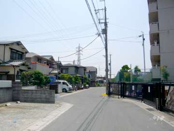 周辺は一戸建てとマンションが混在する住宅地です。