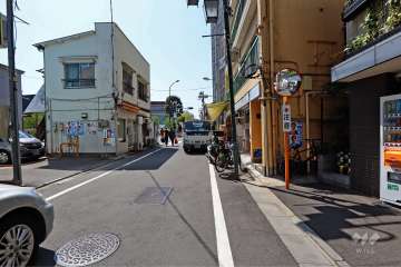 敷地南東側の前面道路（北東側から）