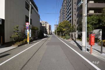 敷地北西側の前面道路(南西側から)