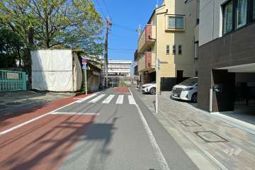敷地南西側の前面道路（東側から）