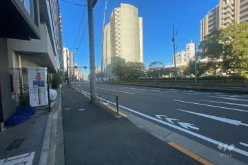 敷地東側の前面道路（南側から）