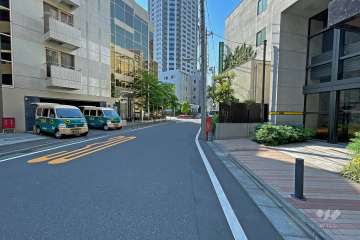 敷地北東側の前面道路（北西側から）
