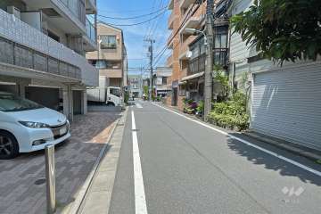 敷地東側の前面道路（南側から）