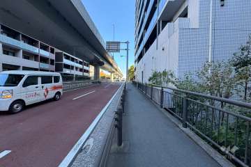 敷地北側の前面道路（西側から）