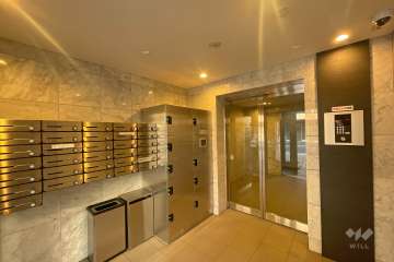 エントランスはオートロック付きで、共用ポストと宅配ボックスが設置されています。