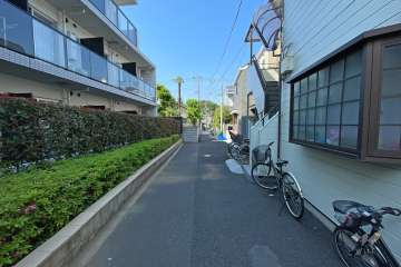 敷地東側の前面道路（南側から）