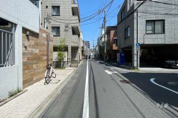 敷地の東側前面道路（南側から）