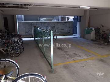 建物1階部分にある駐輪場