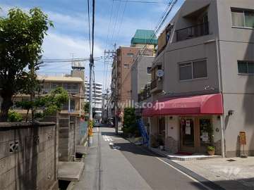 一部店舗が入っています。周辺は区画の整った住宅です。