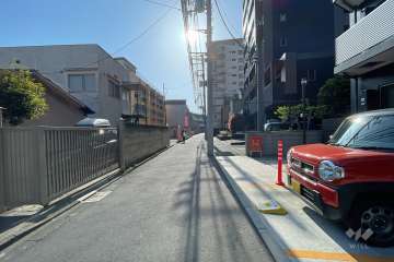 敷地北側の前面道路（西側から）