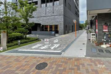 敷地内東側の通路