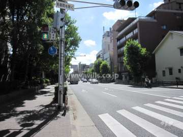北側前面道路。4車線のバス通りです。